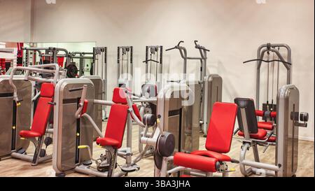 macchine pettorali in palestra, arricciamento delle gambe, costruzione muscolomacchine pettorali in palestra, arricciamento delle gambe, costruzione muscolare Foto Stock