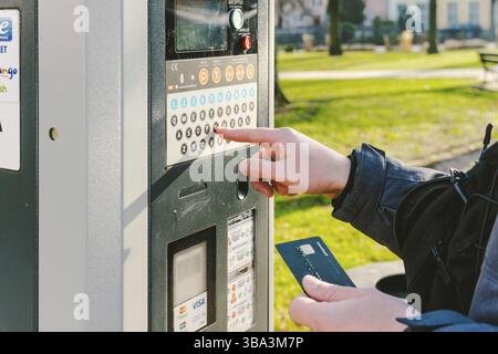Pagamento per parcheggio nella città di Danzica, Polonia l'8 febbraio 2020. Una persona utilizza una carta di credito monobank per il pagamento nfc nel terminale di parcheggio. Au Pagato Foto Stock