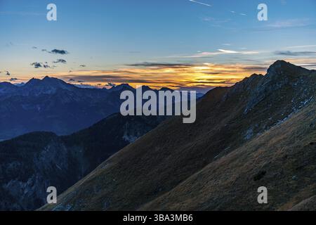 Bellissimo tour in montagna all'Aggenstein al tramonto nel Tannheimer tal Foto Stock