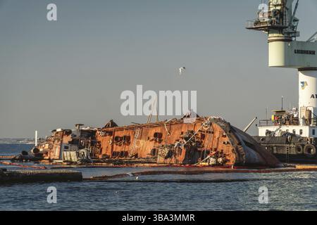 Il relitto della petroliera Delfi sulla spiaggia di Odessa. Disastro ecologico, fuoriuscita di petrolio sulle spiagge della città. Petroliera sommersa Delfi vicino alla costa del Mar Nero a Ukrai Foto Stock