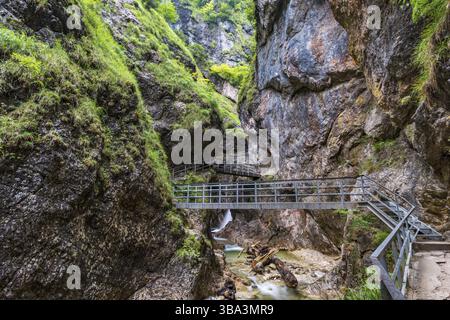 Ai piedi dell'Untersberg, l'Almbach si tuffa nel selvaggio e romantico Almmbachklamm Foto Stock