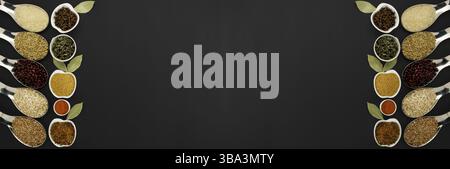 Chicchi di riso semi di grano saraceno lenticchie spezie in cucchiai su sfondo nero Foto Stock