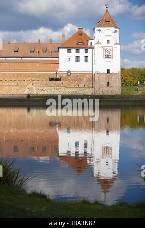 Castello di Mir nella regione di Minsk - patrimonio storico della Bielorussia. Patrimonio dell'umanità dell'UNESCO. Viaggiare in Bielorussia Foto Stock