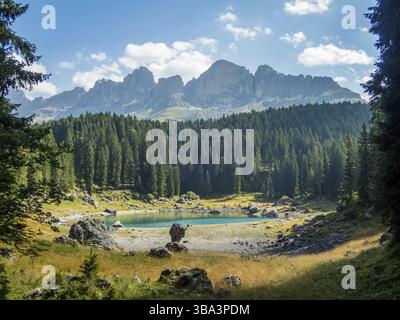 Il Karersee sotto il passo del Karersee ai piedi del massiccio del Latemar in alto Adige, Italia, Europa Foto Stock