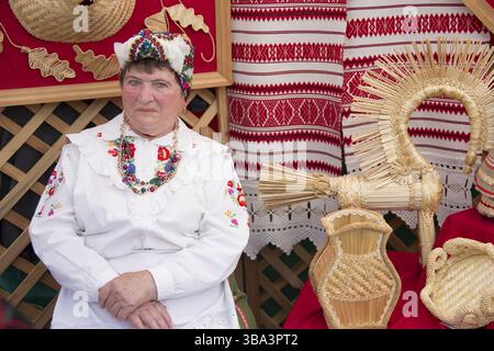 La Bielorussia, la città di Gomel, Settembre 15, 2018. La città per le vacanze al giorno. Central Park.donna in nazionale vestiti bielorussi. Persona slava in costumi folk. Regno Unito Foto Stock