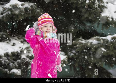 La Bielorussia, la città di Gomel il 2 marzo 2018. Asilo per bambini.Una ragazza in inverno vicino a fluffy pino in luminose vestiti. Il bambino è nevoso Foto Stock