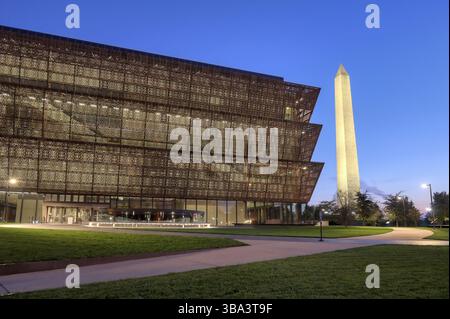 Washington, D.C. - 13th ottobre 2021: Il Washington Monument e il Smithsonian's National Museum of African American History and Culture on the Na Foto Stock