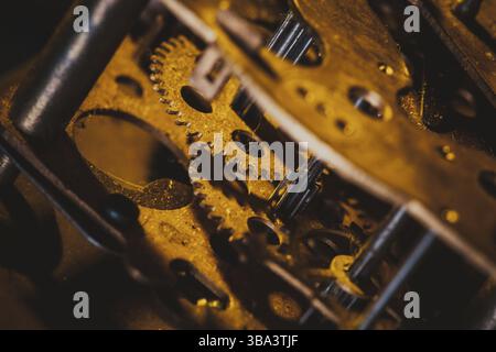 Il design interno dell'orologio meccanico e arrugginito in una vista più ampia Foto Stock