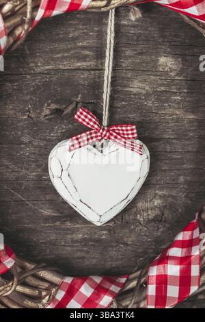 Cuore bianco e corona su vecchio sfondo di legno Foto Stock