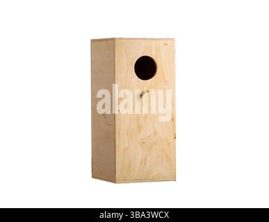 Birdhouse in legno su uno sfondo bianco Foto Stock