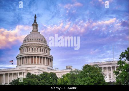Il Campidoglio degli Stati Uniti, il luogo d'incontro del Congresso degli Stati Uniti, si trova su Capitol Hill all'estremità orientale del National Mall in lavatrice Foto Stock