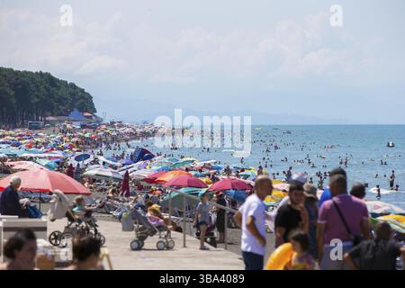 6 agosto 2022. Georgia. Villaggio di Ureki. Spiaggia centrale con sabbia nera magnetica. C'è un gran numero di persone sulla spiaggia Foto Stock