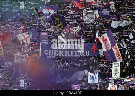 Firenze, Italia. 11 maggio 2025. Tifosi dell'ACF Fiorentina durante ACF Fiorentina vs Real Betis Balompie, partita di calcio della UEFA Conference League a Firenze, Italia, 8 maggio 2025 credito: Agenzia fotografica indipendente/Alamy Live News Foto Stock