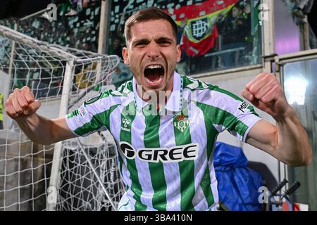 Firenze, Italia. 11 maggio 2025. Marc Bartra, il difensore del Real Betis Balompie, celebra la vittoria durante ACF Fiorentina vs Real Betis Balompie, partita di calcio della UEFA Conference League a Firenze, Italia, 8 maggio 2025 credito: Independent Photo Agency/Alamy Live News Foto Stock
