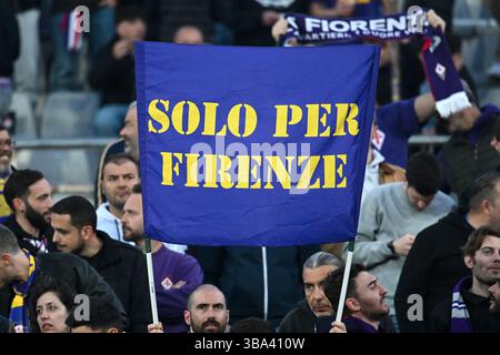 Firenze, Italia. 11 maggio 2025. Tifosi dell'ACF Fiorentina durante ACF Fiorentina vs Real Betis Balompie, partita di calcio della UEFA Conference League a Firenze, Italia, 8 maggio 2025 credito: Agenzia fotografica indipendente/Alamy Live News Foto Stock