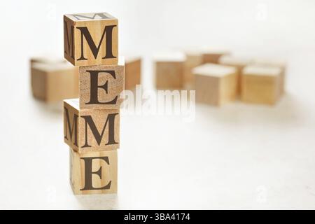 Quattro cubi di legno disposti in pila con MEME di parole, spazio per testo/immagine nell'angolo in basso a destra, Liptovsky Hradok, Slovacchia, Europa Foto Stock