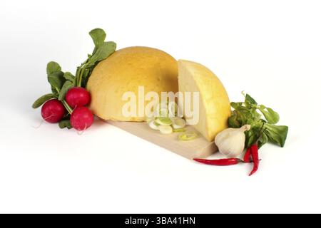Il formaggio sulla piastra in legno Foto Stock