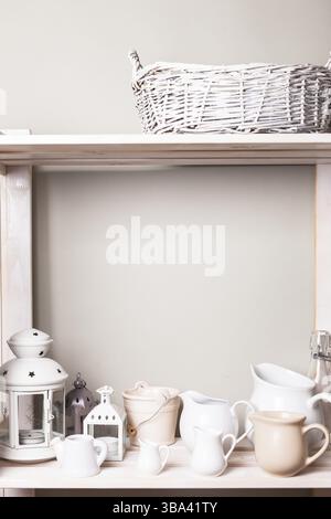 Ripiani in rack in cucina a shabby chic stile Foto Stock