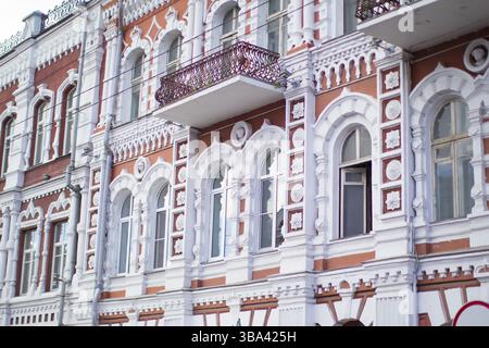 Frammento di una casa con le vecchie finestre in stile barocco Foto Stock