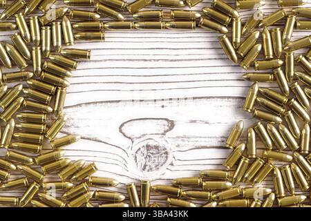 Vista dall'alto verso il basso, munizioni in ottone giallo su tavole di legno sparse nella cornice, spazio per testo al centro, Liptovsky Mikulas, Slovacchia, Europa Foto Stock