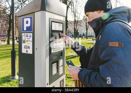 Pagamento per parcheggio nella città di Danzica, Polonia l'8 febbraio 2020. Una persona utilizza una carta di credito monobank per il pagamento nfc nel terminale di parcheggio. Au Pagato Foto Stock