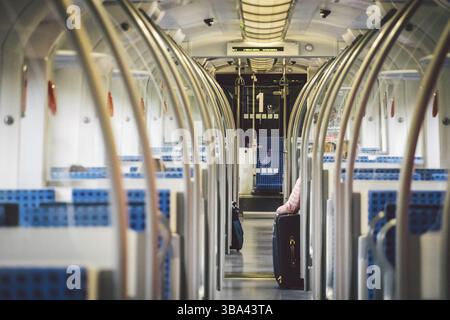 All'interno del Wagon Train Germany, Dusseldorf, 28 ottobre 2018. Interno del treno vuoto. vista interna del corridoio interno dei treni passeggeri con tessuto blu Foto Stock