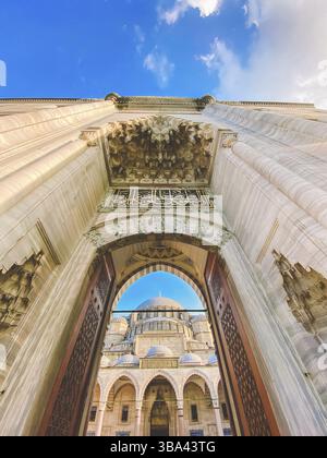Moschea Suleymaniye. Suleymaniye Camii. Minareto, marmara. Moschea Sulaymaniye esterno Turchia ottobre, Istanbul. Suleymaniye Camii il più bel mese Foto Stock
