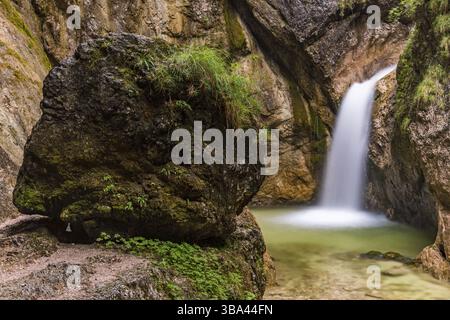 Ai piedi dell'Untersberg, l'Almbach si tuffa nel selvaggio e romantico Almmbachklamm Foto Stock