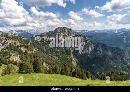 Fantastica vista panoramica sulle Alpi Ammergau in estate dalla cima del Tegelberg vicino a Schwangau Foto Stock