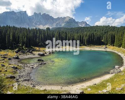 Il Karersee sotto il passo del Karersee ai piedi del massiccio del Latemar in alto Adige, Italia, Europa Foto Stock