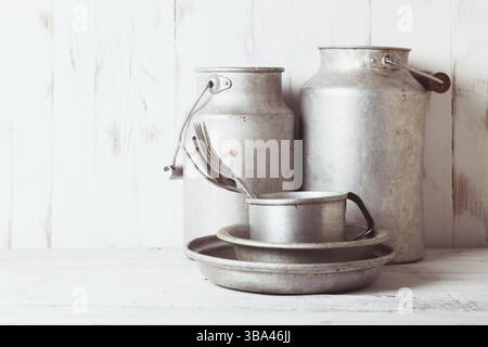Vecchi utensili in alluminio sulla cucina elegante e shabby Foto Stock