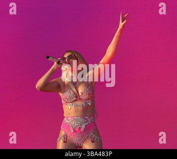 Huntington Beach, Stati Uniti. 10 maggio 2025. Meghan Trainor si esibisce sul palco durante il 102,7 KIIS FM Wango Tango di i HeartRadio a Huntington City Beach il 10 maggio 2025 a Huntington Beach, California. Foto: Casey Flanigan/imageSPACE/Sipa USA credito: SIPA USA/Alamy Live News Foto Stock