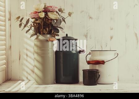 Mattina vita ferma con utensili verdi su un tavolo elegante e shabby luce dalle persiane Foto Stock