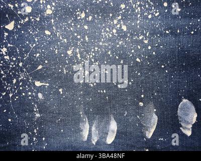 Texture di denim o sfondo blu jeans. Consistenza astratta della vernice a olio su tela. Gocce di vernice colorata su denim e jeans con sfondo blu Foto Stock