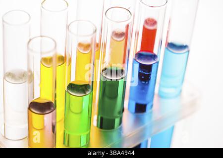 Liqhuidi Raibow in provette su rack Foto Stock