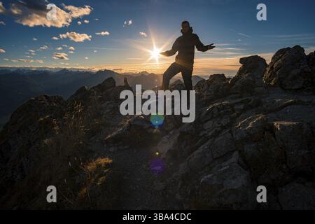 Bellissimo tour in montagna all'Aggenstein al tramonto nel Tannheimer tal Foto Stock