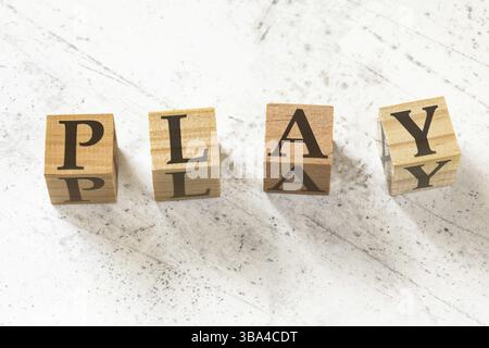 Quattro cubi di legno con GIOCO di parole su un tavolo da lavoro bianco, Liptovsky Hradok, Slovacchia, Europa Foto Stock