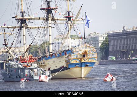 Russia, St.Peterburg. 26 luglio 2019. Bellissima nave russa sul fiume Neva a San Pietroburgo, in Europa Foto Stock