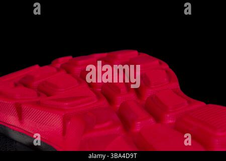 Frammento di una gomma rosso suola sneaker. Fondo di calzature sportive Foto Stock
