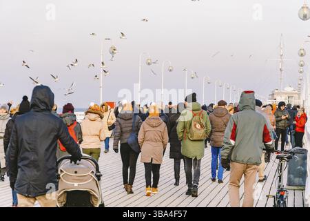 Molo in legno a Sopot in primavera. Tempo di vento buono. Giornata invernale sul vecchio molo di legno a Sopot, Polonia 9 febbraio 2020. Persone che camminano sul molo di legno Foto Stock