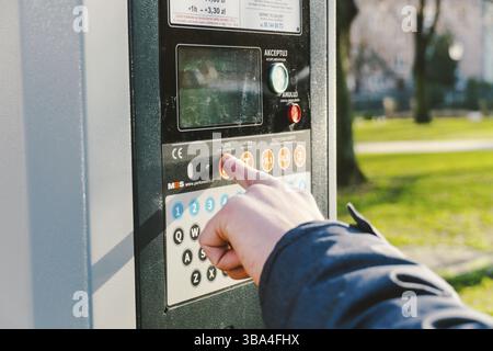 Pagamento per parcheggio nella città di Danzica, Polonia l'8 febbraio 2020. Una persona utilizza una carta di credito monobank per il pagamento nfc nel terminale di parcheggio. Au Pagato Foto Stock