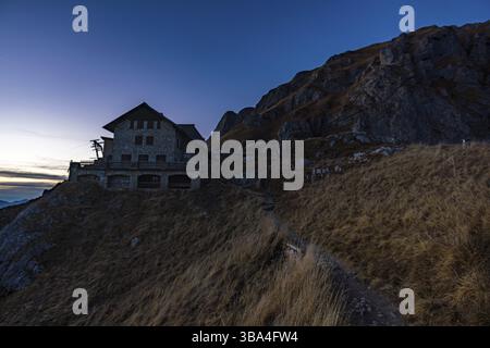 Bellissimo tour in montagna all'Aggenstein al tramonto nel Tannheimer tal Foto Stock
