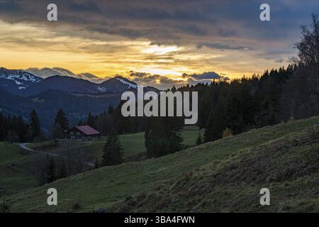 Colorata escursione autunnale vicino a Immenstadt nell'Allgau Foto Stock
