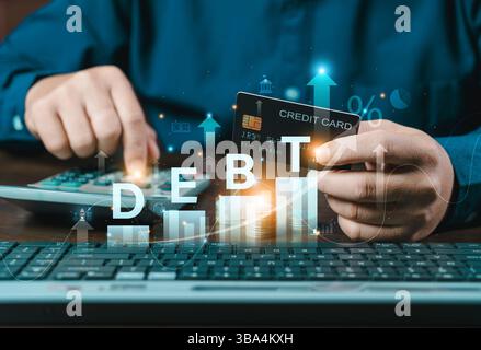 Crescita del debito su uno schermo virtuale. Il finanziatore ottiene un rating per le obbligazioni di debito. Uomo stressato che controlla a mano l'elenco con la fattura per calcolare la contabilità Foto Stock