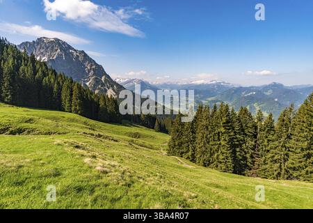 Traversata di Entschenkopf con una fantastica vista panoramica del Gaisalpsee superiore e inferiore e delle Alpi dell'Allgau Foto Stock