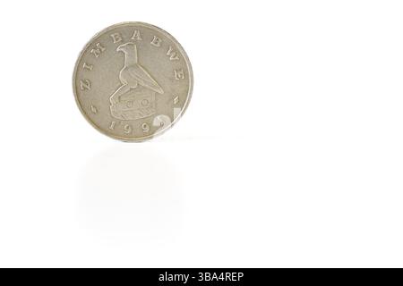 Lato posteriore della moneta dello Zimbabwe, con aquila bateleur, dettaglio ravvicinato isolato su sfondo bianco, Liptovsky Hradok, Slovacchia, Europa Foto Stock