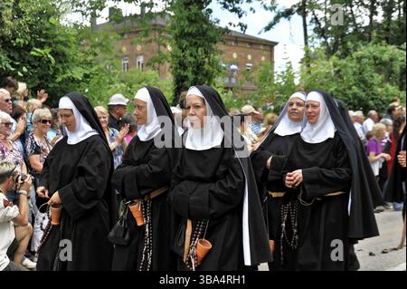 850 anni di Gmuend, Schwaebisch Gmuend, Baden-Wuerttemberg, Un gruppo di suore in abito nero marciano in processione lungo una strada trafficata, 850 anni di GM Foto Stock