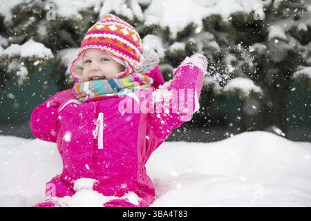 La Bielorussia, la città di Gomel il 2 marzo 2018. Asilo per bambini.Una ragazza in inverno vicino a fluffy pino in luminose vestiti. Il bambino è nevoso Foto Stock