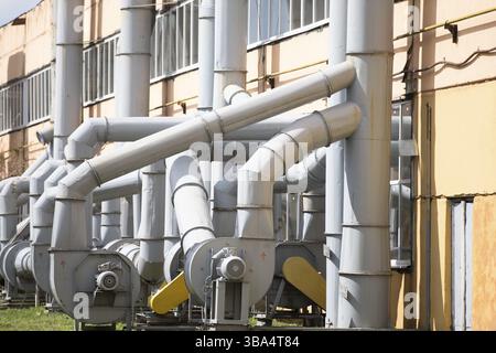 Tubi di ventilazione nell'impianto shop. Sistema di ventilazione Foto Stock