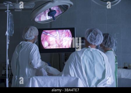 La città di Gomel in Bielorussia. Maggio 31, 2017 ospedale della città. I medici in sala operatoria facendo laparoscopia. I chirurghi operano su un paziente. I professionisti del settore medico Foto Stock